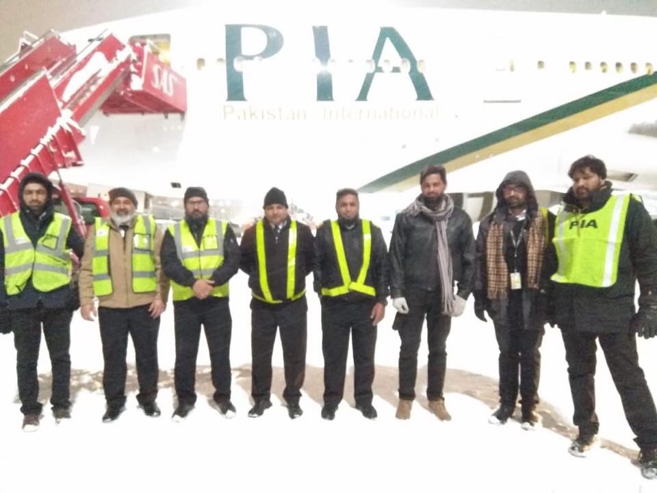 PIA engineers in front of Boeing 777 AP-BHX at Oslo Gardermoen Airport. 