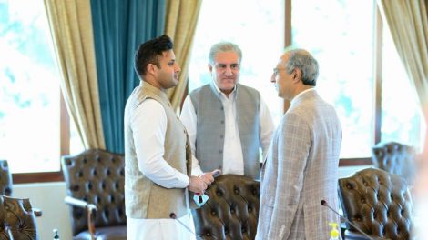 Special Assistant to the PM for Overseas Pakistanis & HRD Sayed Zulfiqar Bukhari talking to Foreign Minister Shah Mehmood Qureshi and Finance Minister.