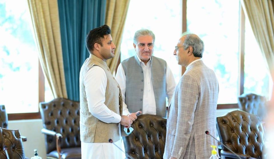 Special Assistant to the PM for Overseas Pakistanis & HRD Sayed Zulfiqar Bukhari talking to Foreign Minister Shah Mehmood Qureshi and Finance Minister.