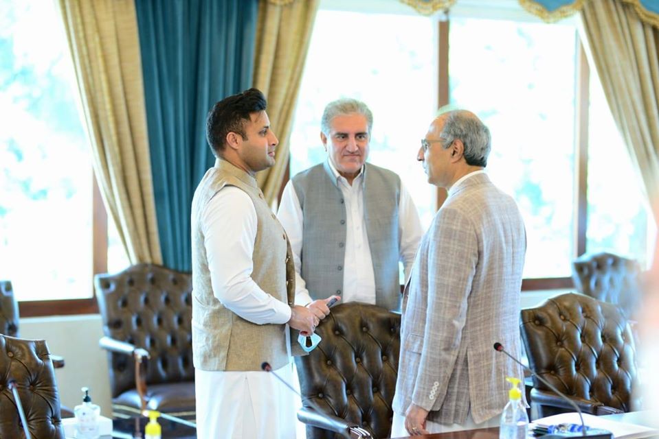 Special Assistant to the PM for Overseas Pakistanis & HRD Sayed Zulfiqar Bukhari talking to Foreign Minister Shah Mehmood Qureshi and Finance Minister.